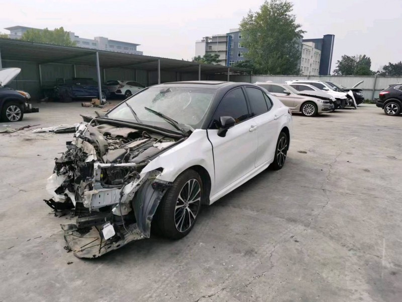 事故車鄭州市18年豐田凱美瑞中型車