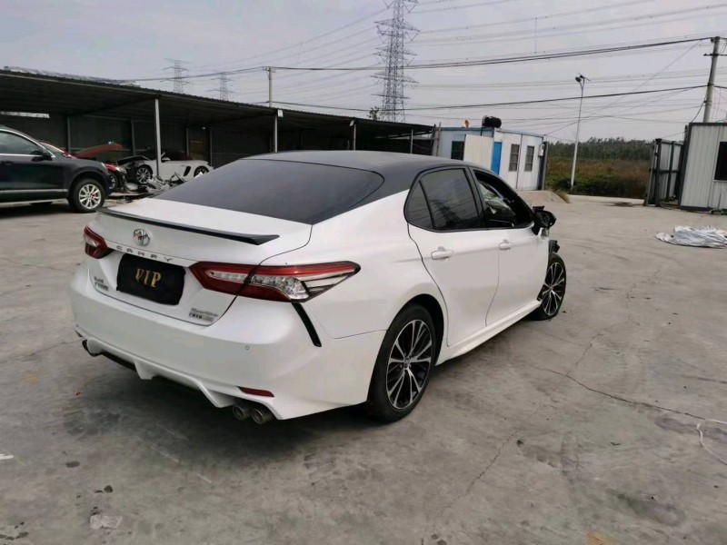 事故車鄭州市18年豐田凱美瑞中型車