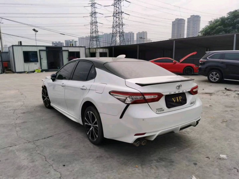 事故車鄭州市18年豐田凱美瑞中型車