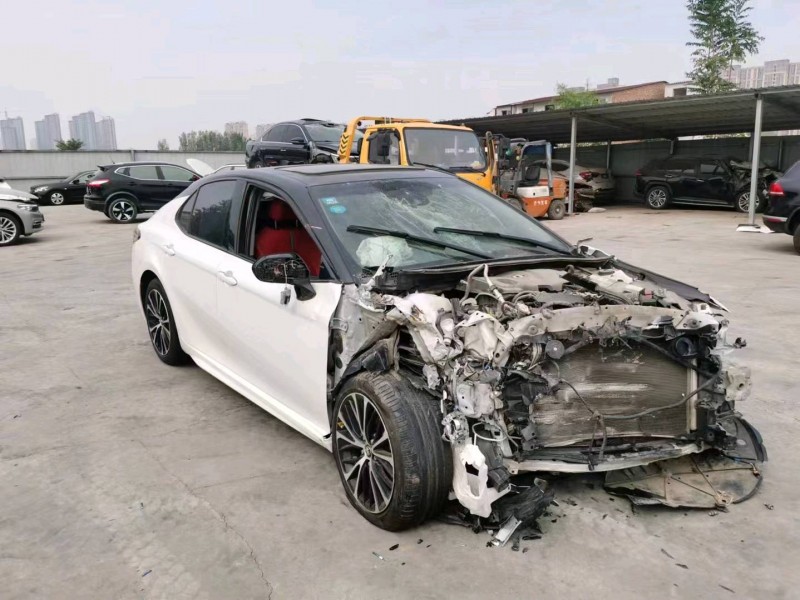 事故車鄭州市18年豐田凱美瑞中型車