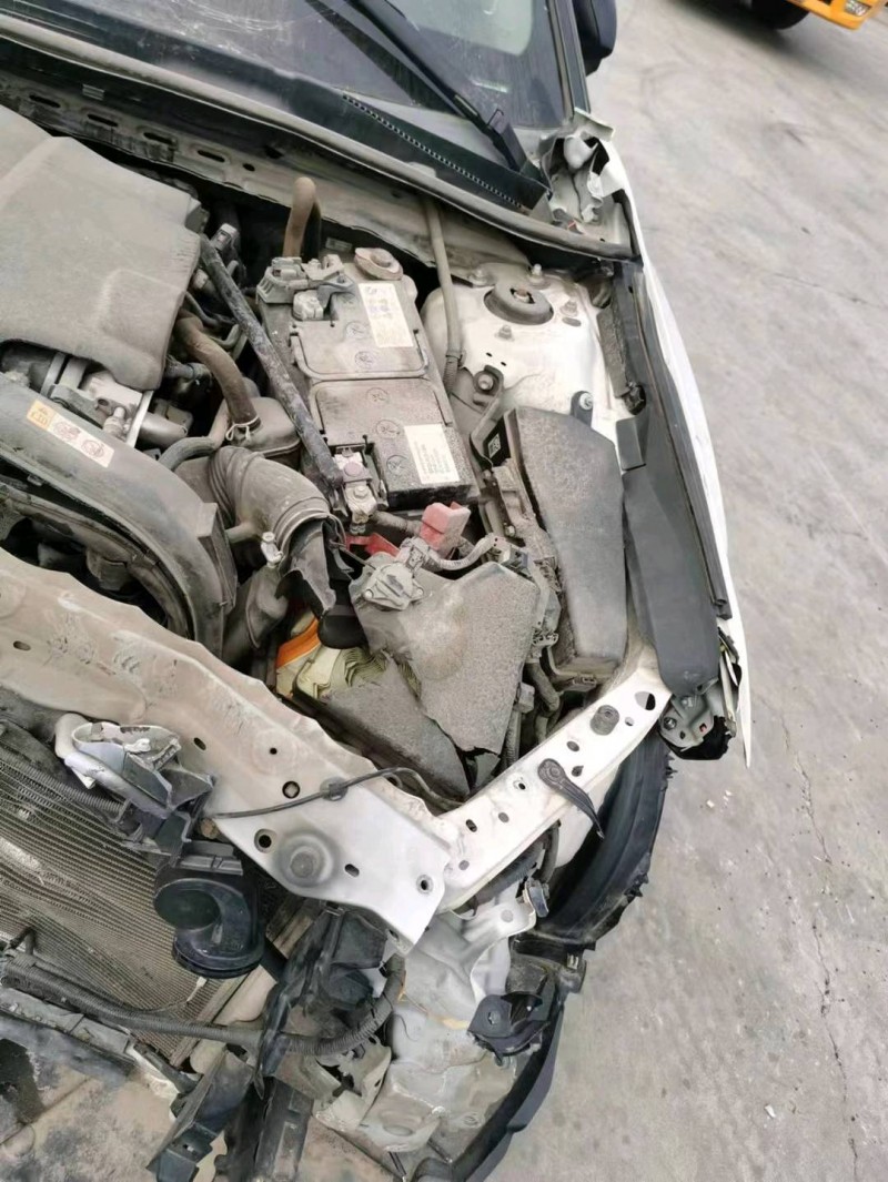 事故車鄭州市18年豐田凱美瑞中型車