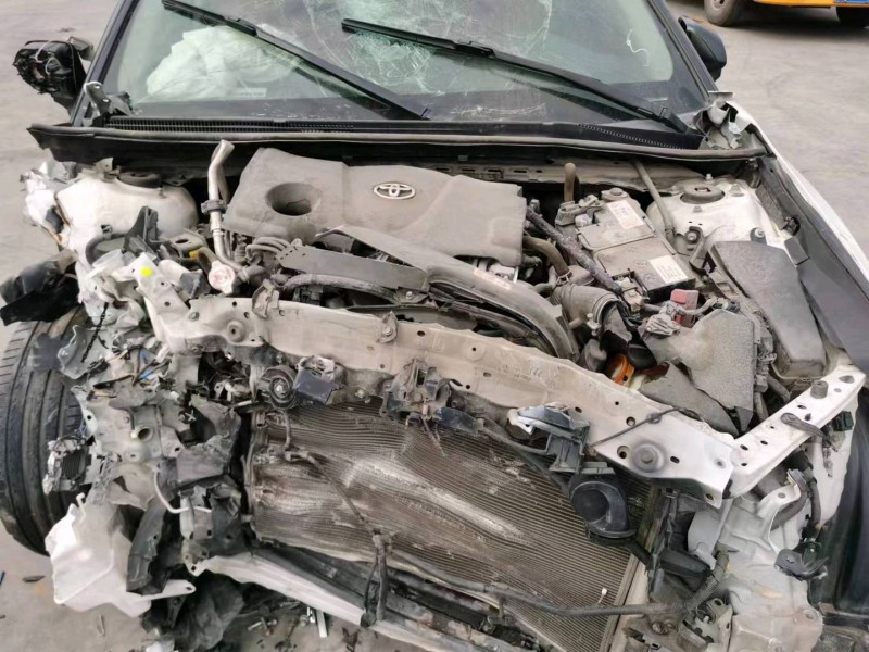 事故車鄭州市18年豐田凱美瑞中型車