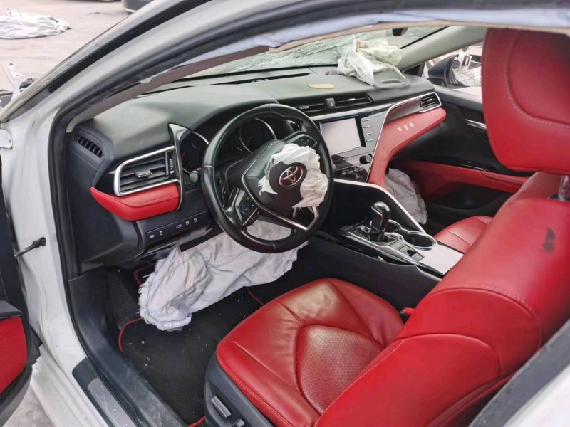 事故車鄭州市18年豐田凱美瑞中型車